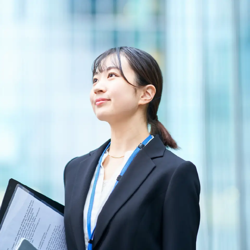 前向きな表情をした女性社員の写真