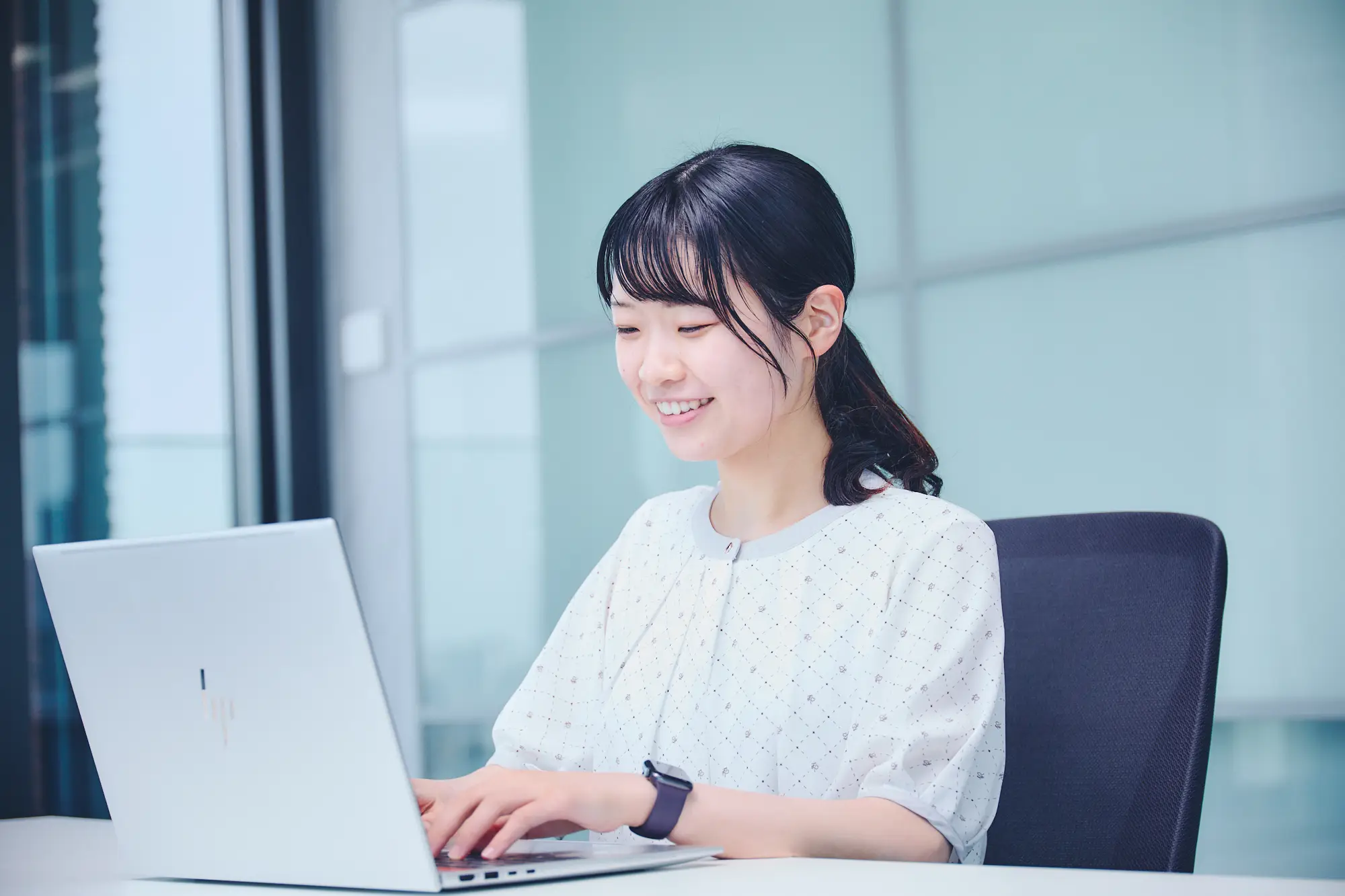 前向きに仕事に取り組む女性社員の様子