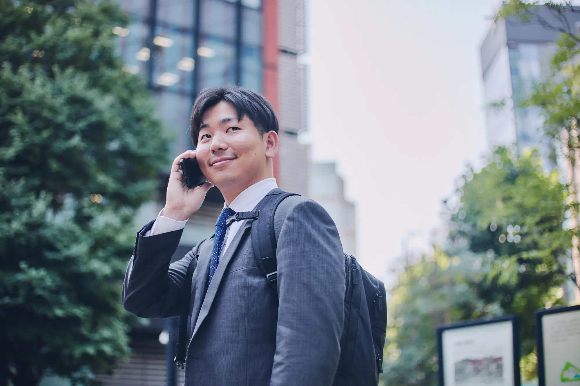 電話で営業活動をしている男性